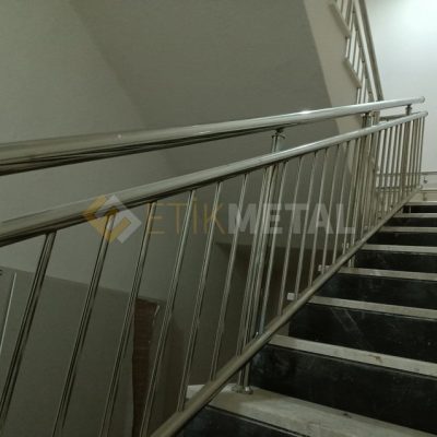 dik emniyet seritli korkuluk 2 min 400x400