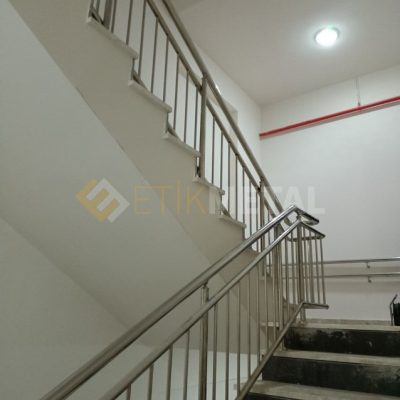 dik emniyet seritli korkuluk 4 min 400x400