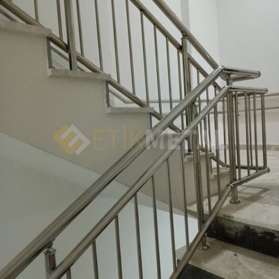 dik emniyet seritli korkuluk 6 min 400x400
